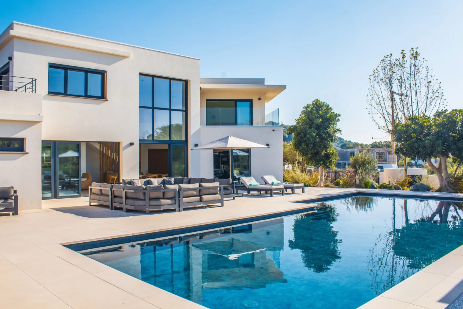 Facade contemporaine de la Villa Rosale avec piscine.
