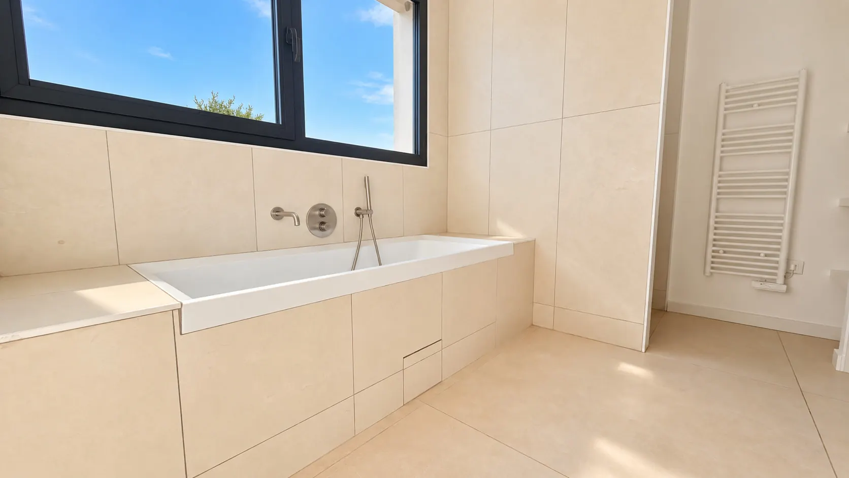 Baignoire sous la fenêtre