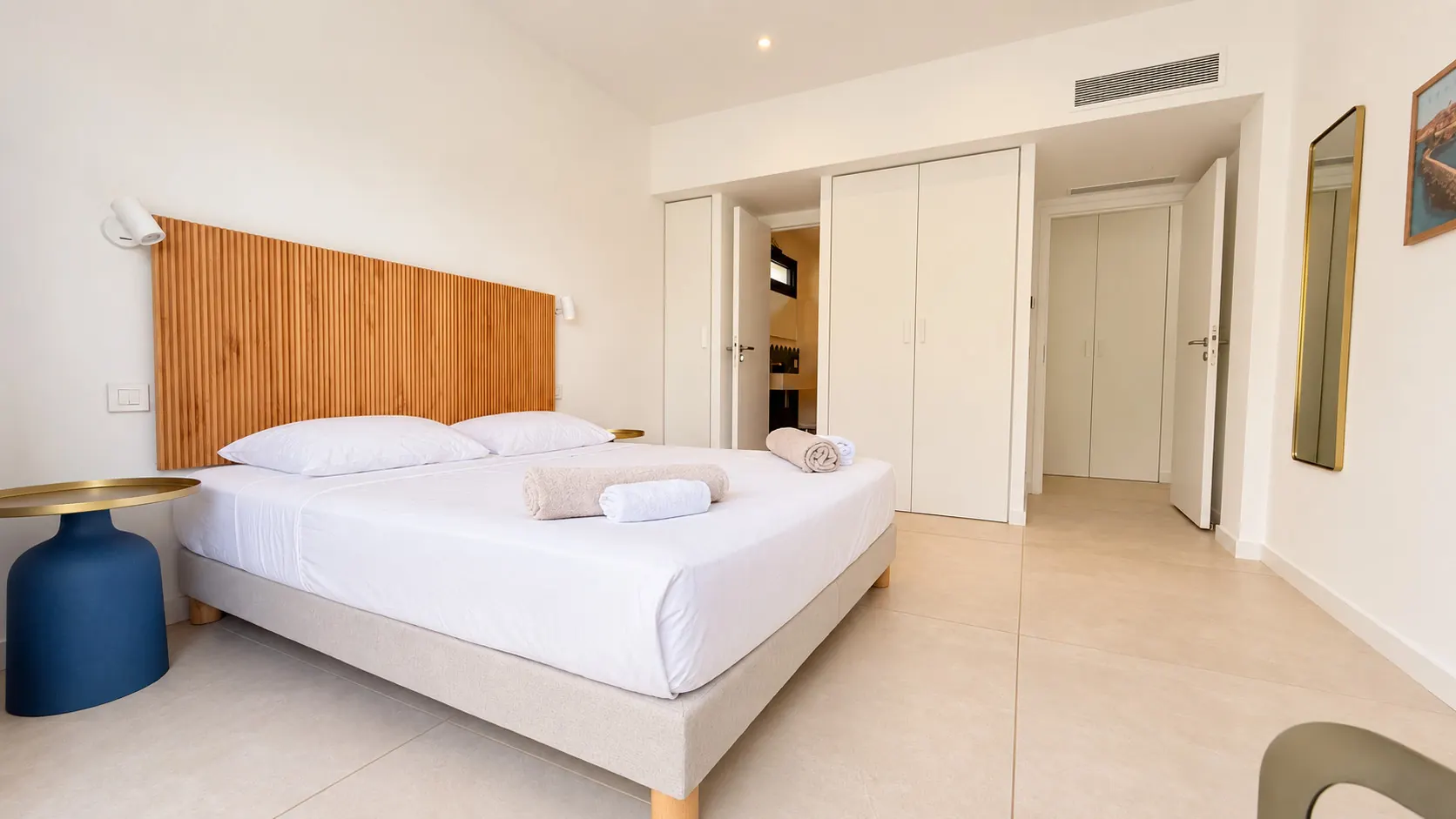 Chambre lumineuse aux tons bois