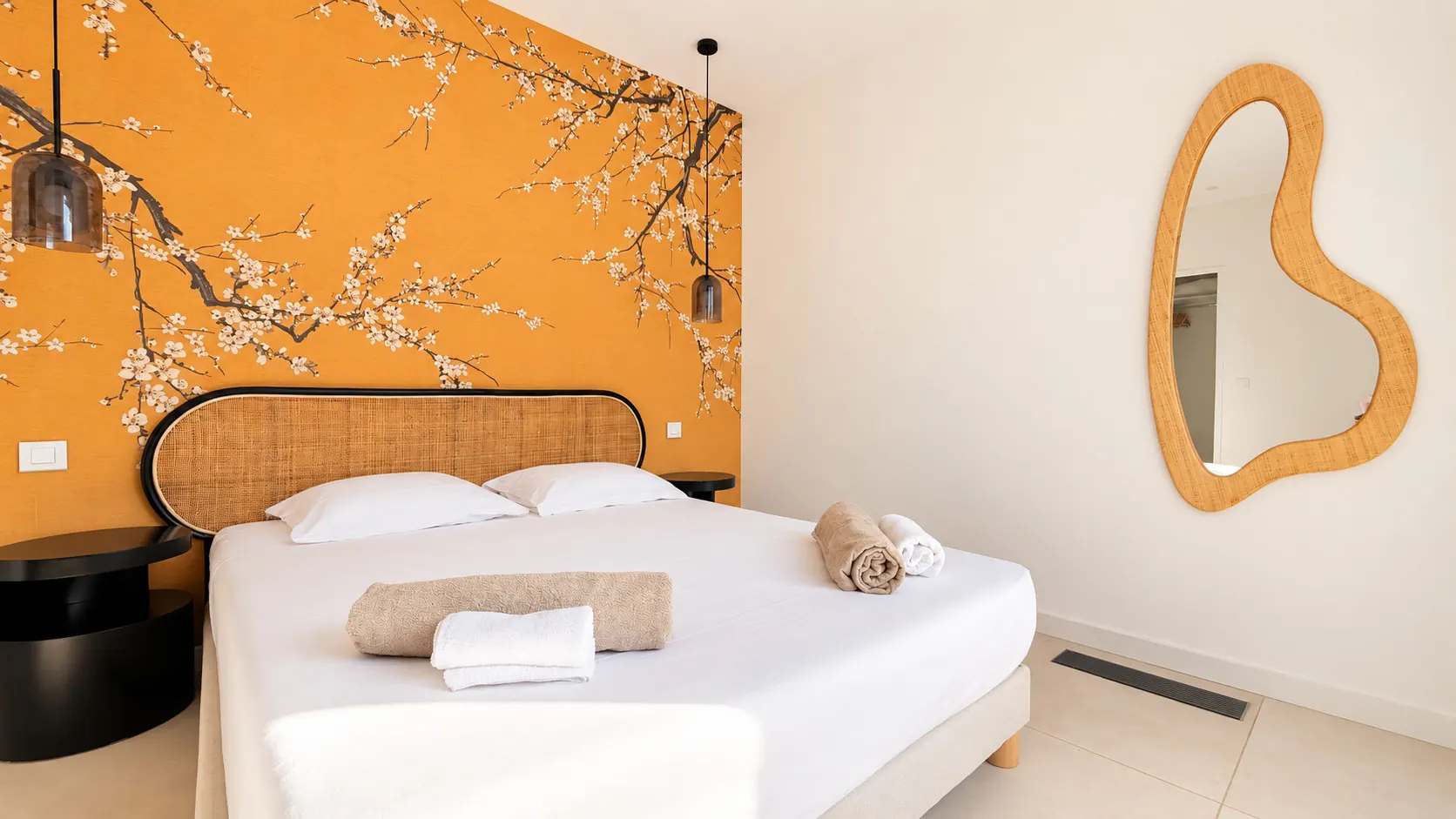 Chambre ocre au papier peint fleuri