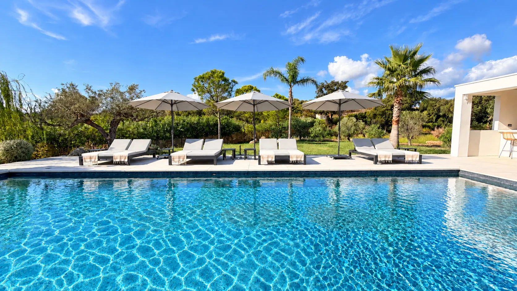 Piscine de 13 × 5 m dans un jardin de 4 000 m²