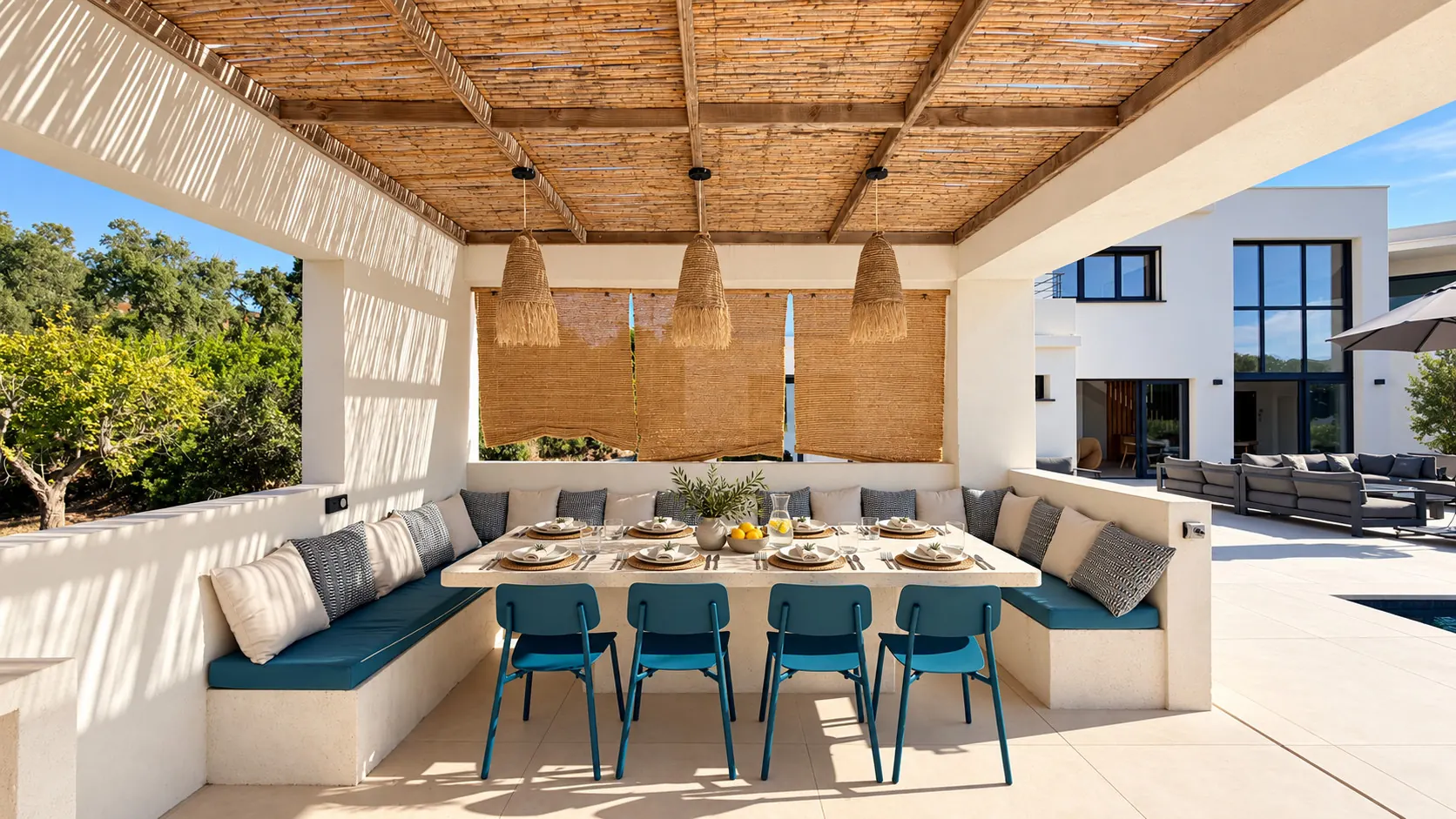 Salle à manger d’été sous la pergola du pool house