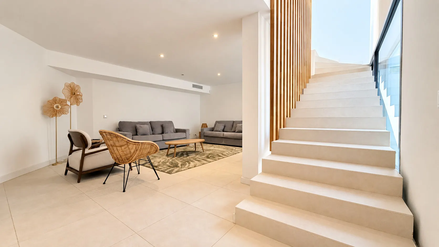 Salon du niveau inférieur et escalier