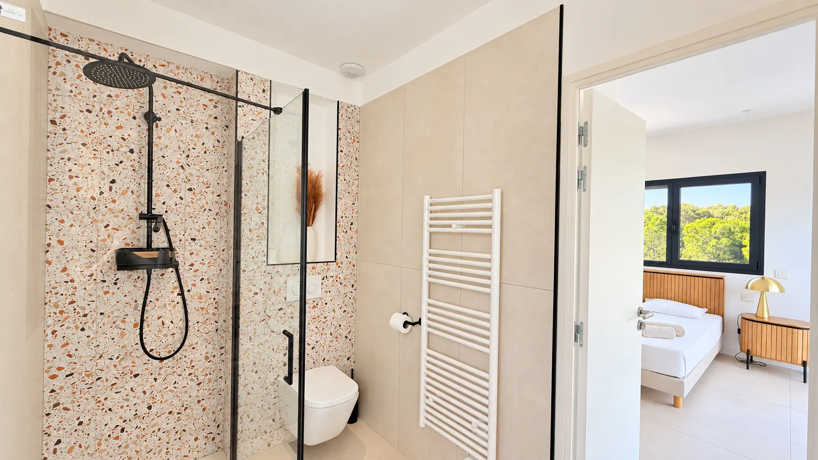 Salle d’eau en terrazzo, douche à l’italienne