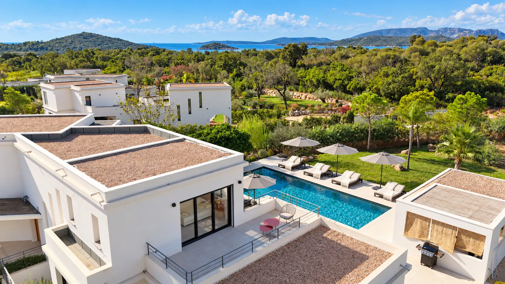 Toits-terrasses et piscine face au maquis et aux montagnes