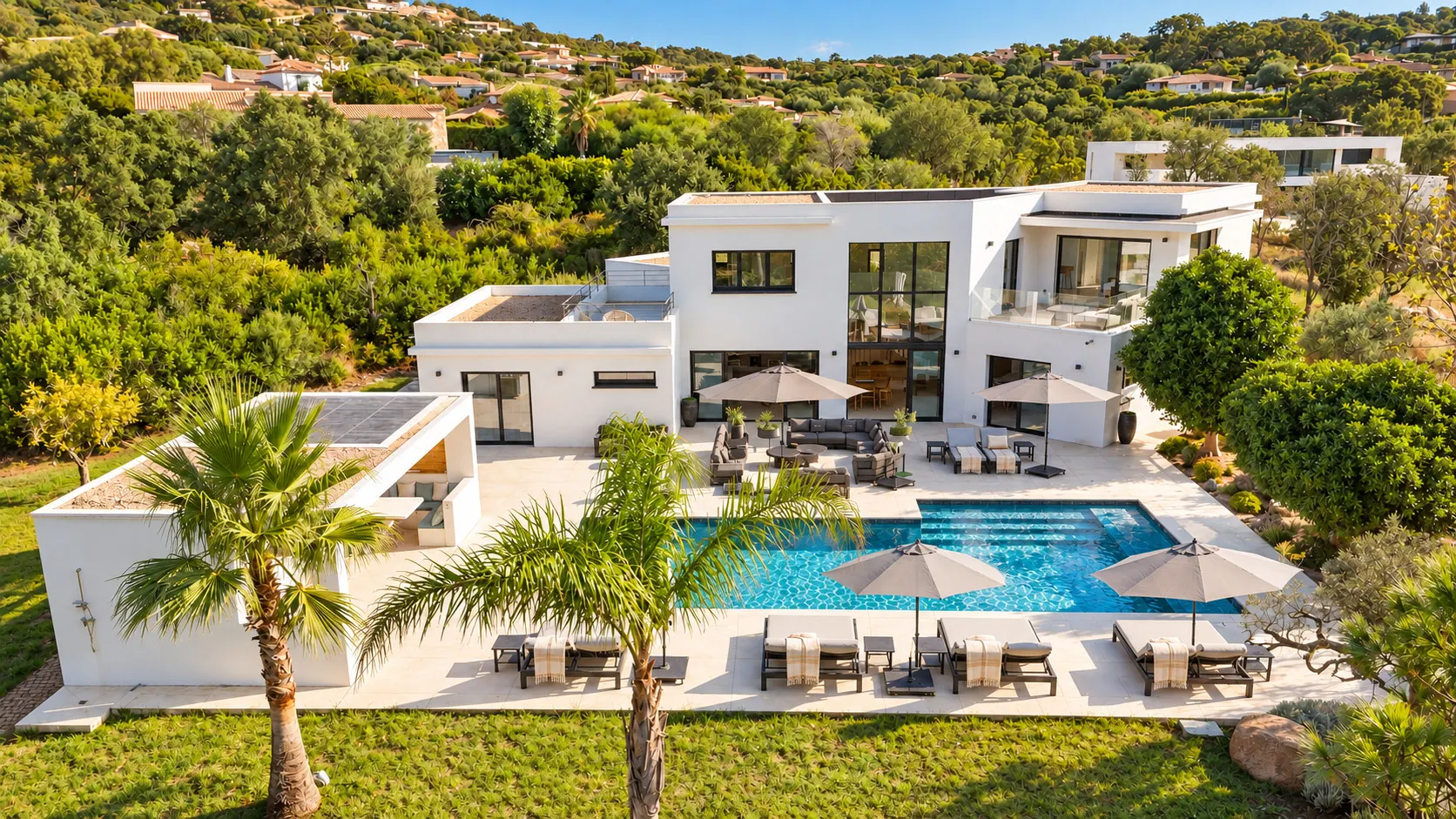 La villa, sa piscine et le jardin vus du ciel
