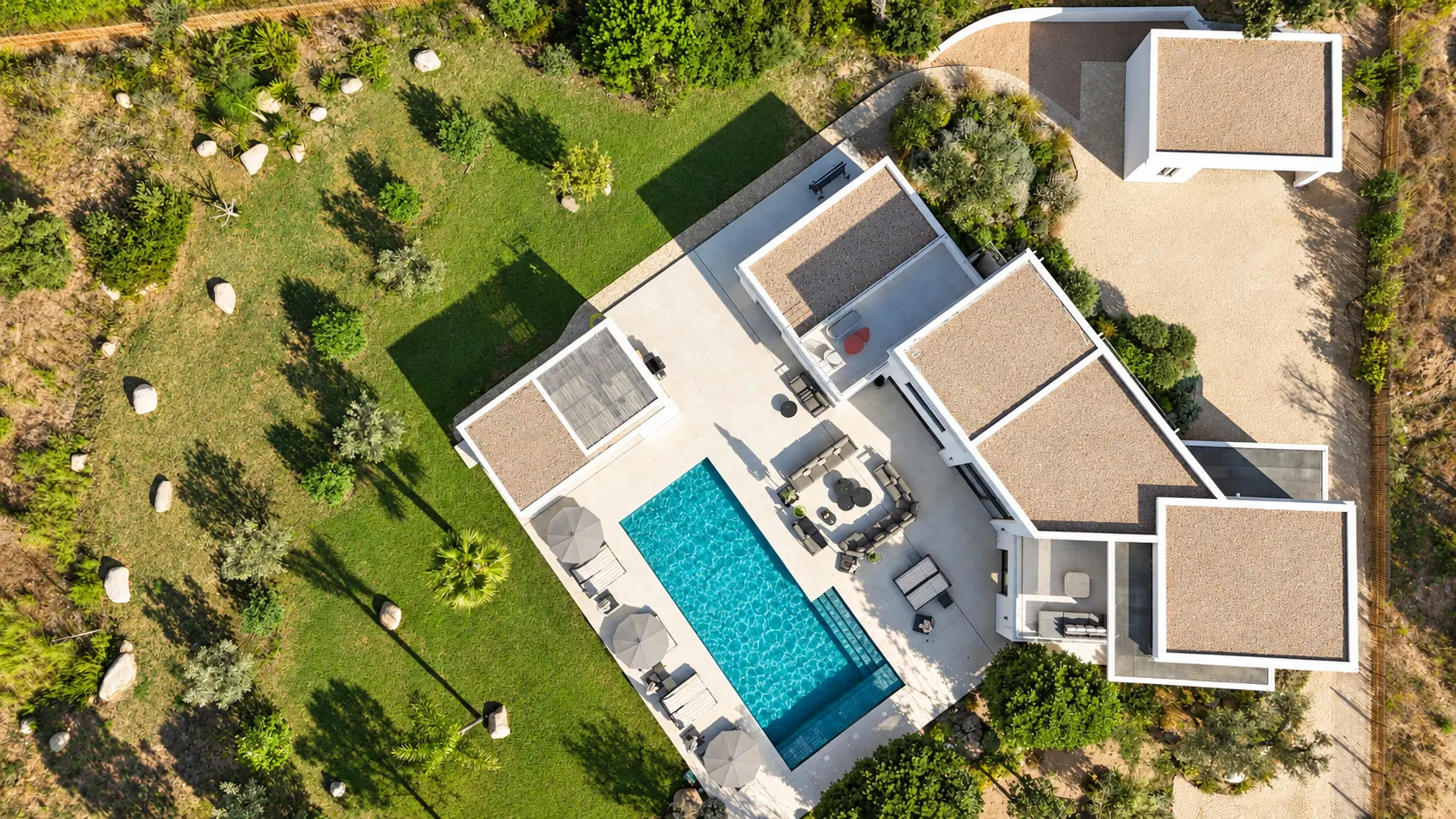 Vue zénithale de la villa et de la piscine