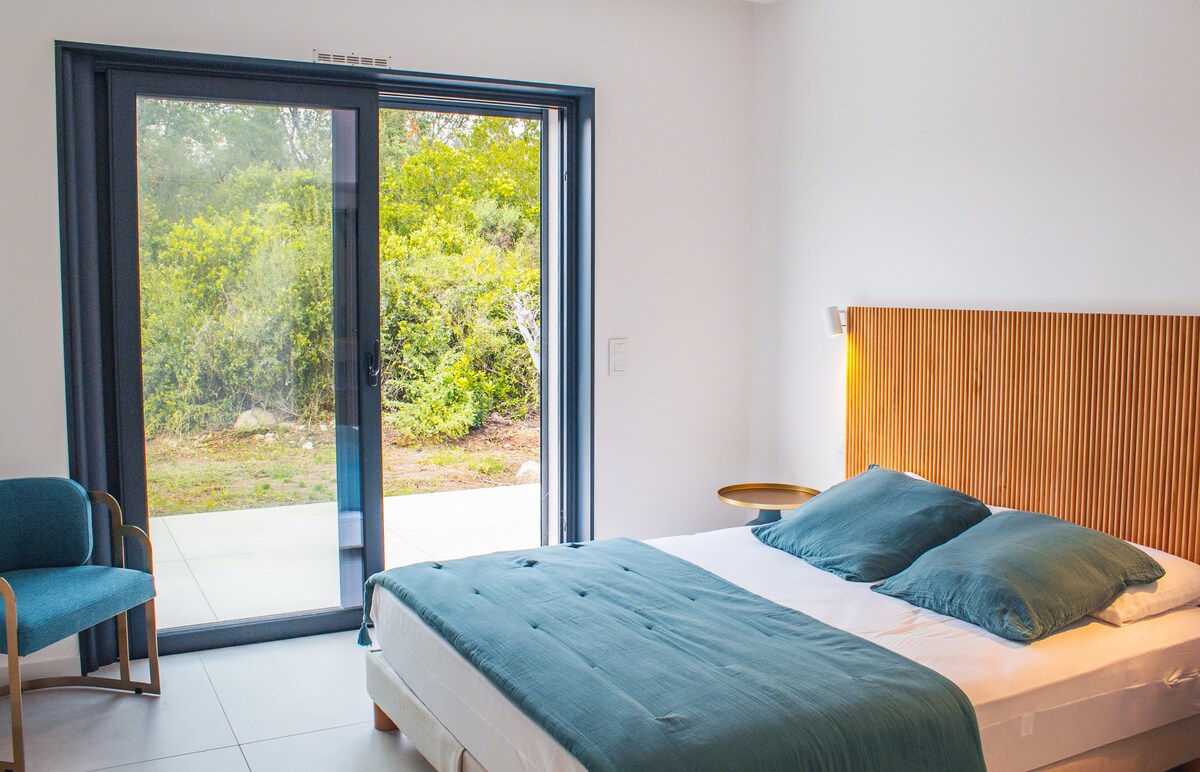 Chambre lumineuse avec lit double et acces jardin.