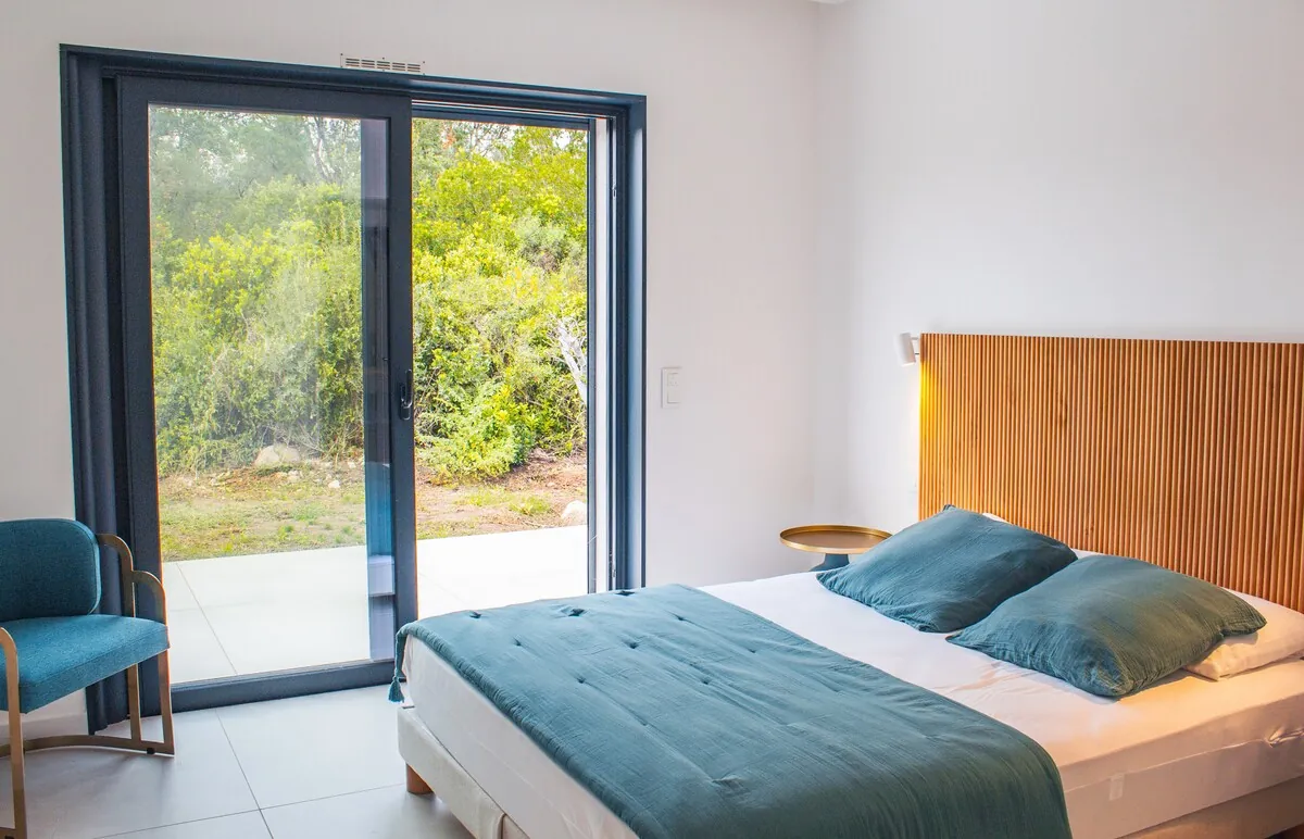 Chambre lumineuse avec lit double et acces jardin.