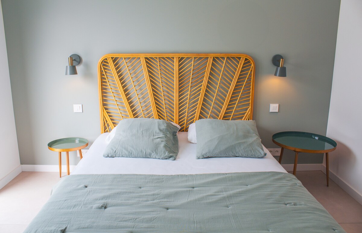 Chambre double avec tete de lit en rotin.